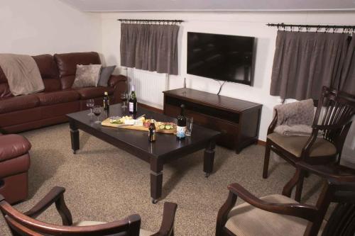 a living room with a couch and a table and chairs at Boertel Lamperse Hei in Wanroij