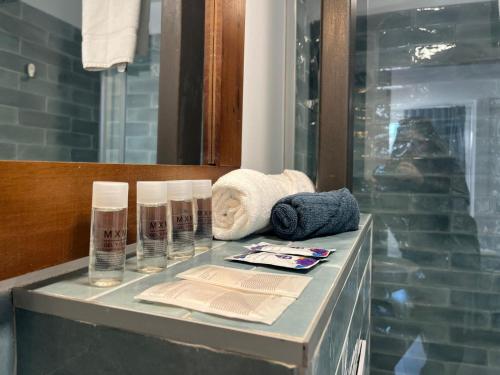 łazienka z ręcznikami i okularami w obiekcie Penthouse La plaza en Cádiz Centro Grupo AC Gestion w Kadyksie
