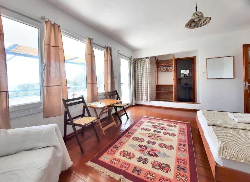 sala de estar con sofá y mesa en ada-art guesthouse design rooms next to beach en Marmara Adasi