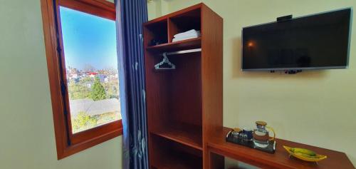 a room with a flat screen tv and a window at Đăng Dương Motel in Sa Pa