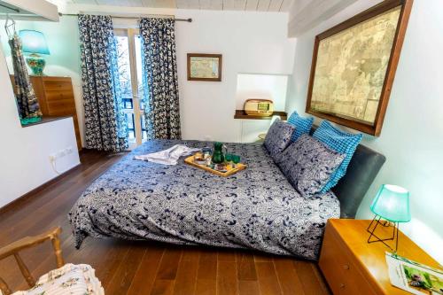 una camera con un letto e un vassoio di Lillac Cottage ad Ancona