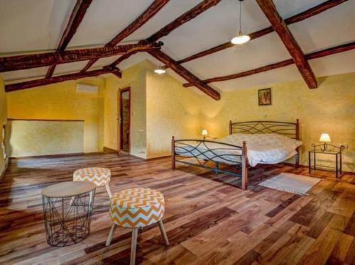 - une chambre avec un lit et des chaises dans l'établissement Holiday House Kapitani, à Hum