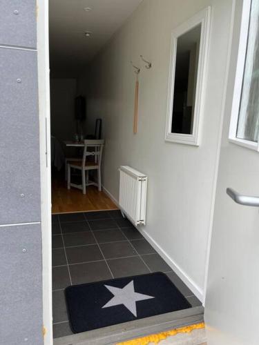 una habitación con una puerta con una alfombra estrella en el suelo en Modernt boende med god tillgänglighet. en Alingsås