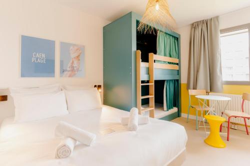 1 dormitorio con 1 cama y 1 litera en The People Caen en Caen