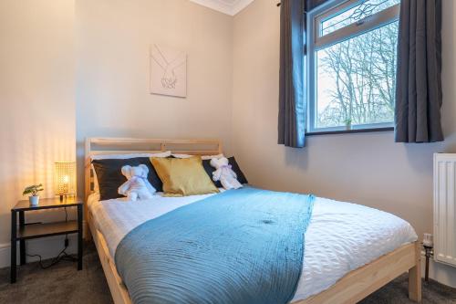 A bed or beds in a room at Stylish 3 Bed House-Free Parking