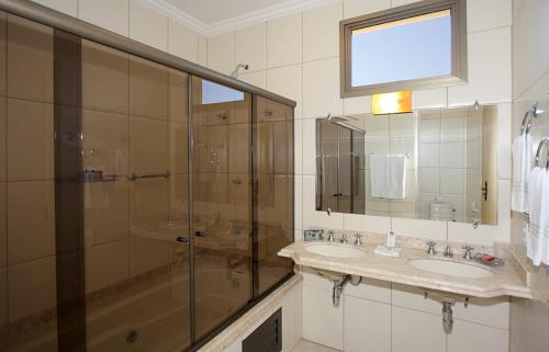 Ett badrum på Hotel Portal das Aguas