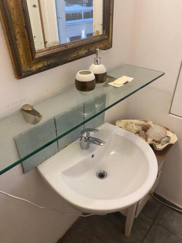 W łazience znajduje się umywalka i lustro. w obiekcie Apartment in Roma with Terrace w Rzymie