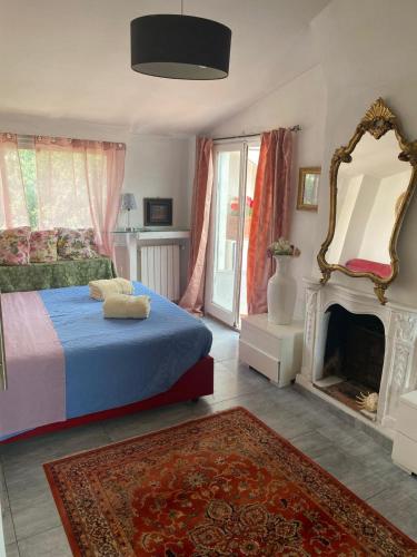 sypialnia z łóżkiem, lustrem i kominkiem w obiekcie Apartment in Roma with Terrace w Rzymie