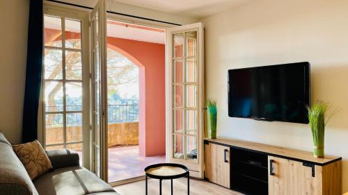 Photo de la galerie de l'établissement Village typique - piscine - grande terrasse ombragée - logement climatisé, à Mougins