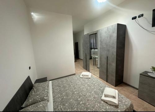 Habitación con cama y espejo. en Jessy house, en Cantù