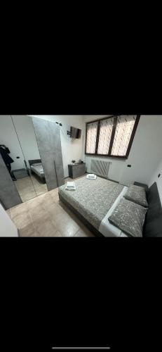 1 dormitorio con 2 camas y 2 ventanas en Jessy house, en Cantù