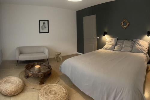 Photo de la galerie de l'établissement Belle Bastide classée 5* avec Piscine et Jacuzzi, à La Roche-sur-le-Buis