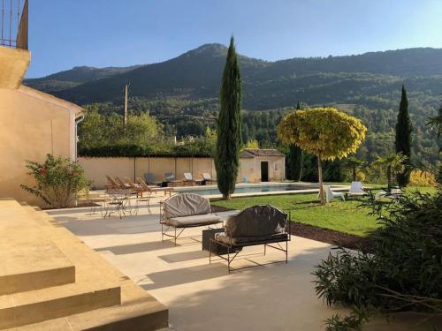 Photo de la galerie de l'établissement Belle Bastide classée 5* avec Piscine et Jacuzzi, à La Roche-sur-le-Buis