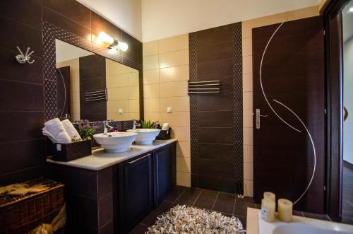 イオス島 チョーラにあるMentas Country Villaのバスルーム(シンク2台、大きな鏡付)