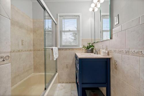ein Badezimmer mit einer Badewanne, einem Waschbecken und einem Spiegel in der Unterkunft Washington DC, Alexandria VA the white house in Alexandria
