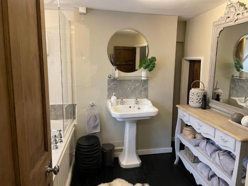 Koupelna v ubytování Entire Georgian luxury house - 3 Storey- High St Henley-in-Arden -Two bedrooms-Sleeps 4 people Close to Stratford upon Avon - Warwick - Solihull - NEC