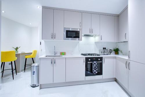 Hybrid Resi - Uxbridge with onsite car parking, near London Heathrow Airportにあるキッチンまたは簡易キッチン
