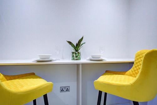 Hybrid Resi - Uxbridge with onsite car parking, near London Heathrow Airportにあるシーティングエリア