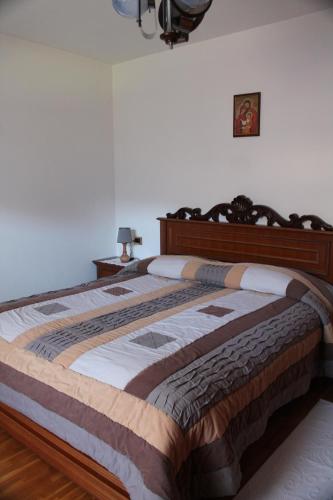 1 dormitorio con 1 cama grande en una habitación en Apartment Relax Natura, en Canal San Bovo