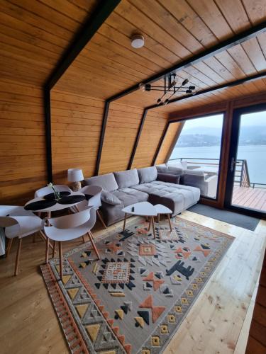 Ruang duduk di Chalet by the lake