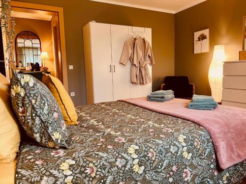 Un dormitorio con una cama con un abrigo colgado en un armario en Guest House, en Luxemburgo