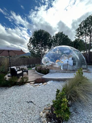 ein Glas-Iglu in einem Garten mit einer Terrasse in der Unterkunft Sky Dreams Experience Suite Garnacha in Avila
