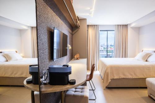 Cette chambre comprend 2 lits et un miroir. dans l'établissement Way Bossa #J5 - Apartamento no Bessa por Carpediem, à João Pessoa