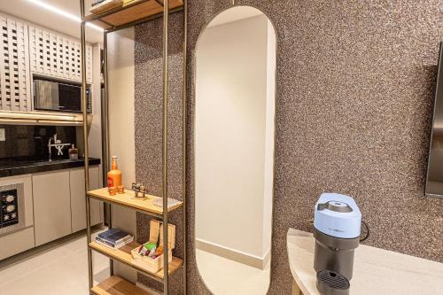 La salle de bains est pourvue de toilettes et d'un miroir. dans l'établissement Way Bossa #J5 - Apartamento no Bessa por Carpediem, à João Pessoa