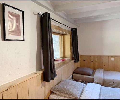 um pequeno quarto com uma cama e uma janela em Gîte de Juliana 4 personnes em Sundhouse