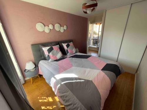 une chambre avec un lit et deux miroirs au mur dans l'établissement APPARTEMENT CENTRE MEDIEVAL SPACIEUX AVEC ASCENSEUR, La suite cosy de la boëtie, à Sarlat-la-Canéda