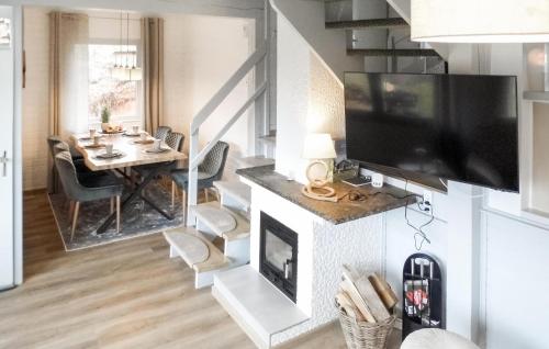 un soggiorno con camino e TV di Ferienhaus 107 In Kirchheim a Kemmerode