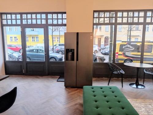 a room with doors and a table and chairs and parked cars at Loft nahe Schloss Charlottenburg in Berlin