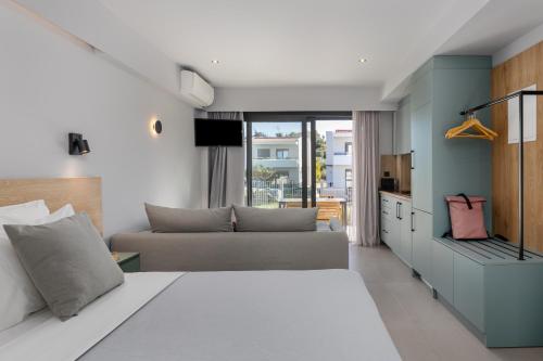 un salon avec un lit et un canapé dans l'établissement The 8 Suites, à Polychrono