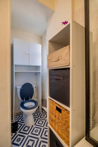 une petite salle de bain avec toilettes et lavabo dans l'établissement Éclat Urbain, à Reims