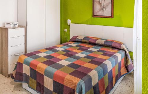 Ένα ή περισσότερα κρεβάτια σε δωμάτιο στο Stunning Apartment In Torrox Costa With House Sea View