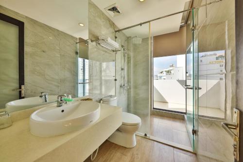 uma casa de banho com um lavatório, um WC e um chuveiro em Daisy Flower Nha Trang em Nha Trang