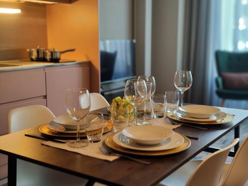 una mesa de comedor con vasos y platos. en Fervença Apartments, en Vila Nova de Gaia
