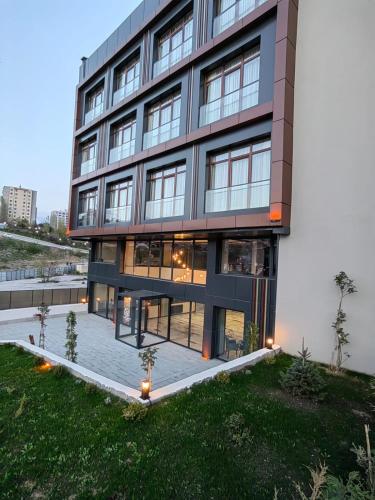 un grande edificio con molte finestre di Ankara Lxry Park Hotel a Ankara