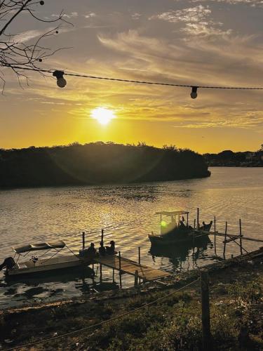 um grupo de pessoas em barcos na água ao pôr do sol em Quarto aconchegante em Prado