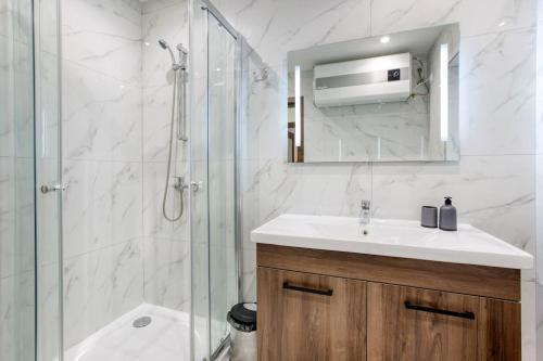 Ein Badezimmer in der Unterkunft Luxurious, Spacious Apartment in Swieqi