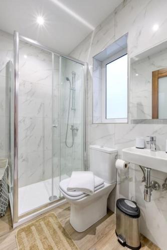 Ein Badezimmer in der Unterkunft Luxurious, Spacious Apartment in Swieqi