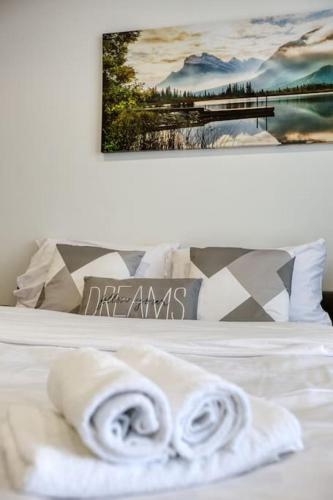 Ein Bett oder Betten in einem Zimmer der Unterkunft Luxurious, Spacious Apartment in Swieqi