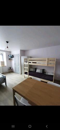 Ένα ή περισσότερα κρεβάτια σε δωμάτιο στο Studio dans maison individuelle - proche du chemin de Stevenson