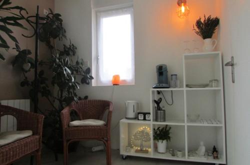 - un salon avec deux chaises et une fenêtre dans l'établissement Chambre 20m2 avec salle de bain privée dans maison en bois, à Lavaur
