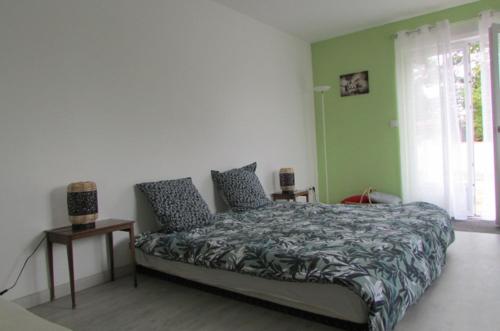 a bedroom with a bed and a window at Chambre 20m2 avec salle de bain privée dans maison en bois in Lavaur