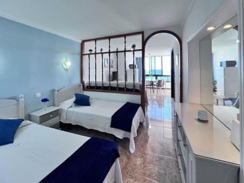 une chambre d'hôtel avec deux lits et un miroir dans l'établissement Apartamento-Estudio en la Playa, à Patalavaca