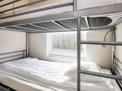 1 dormitorio con 2 literas y ventana en Holiday home Bogense XLVIII en Bogense