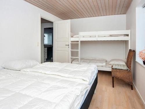 um quarto com 2 beliches e uma secretária em Holiday home Ørsted V em Ørsted