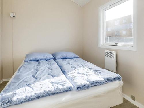 1 cama no hecha en una habitación con ventana en Holiday home Bogense XLVI en Bogense