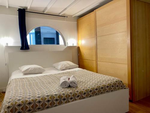 1 dormitorio con 2 toallas en una cama en NOCNOC- L'Escale, en Marsella